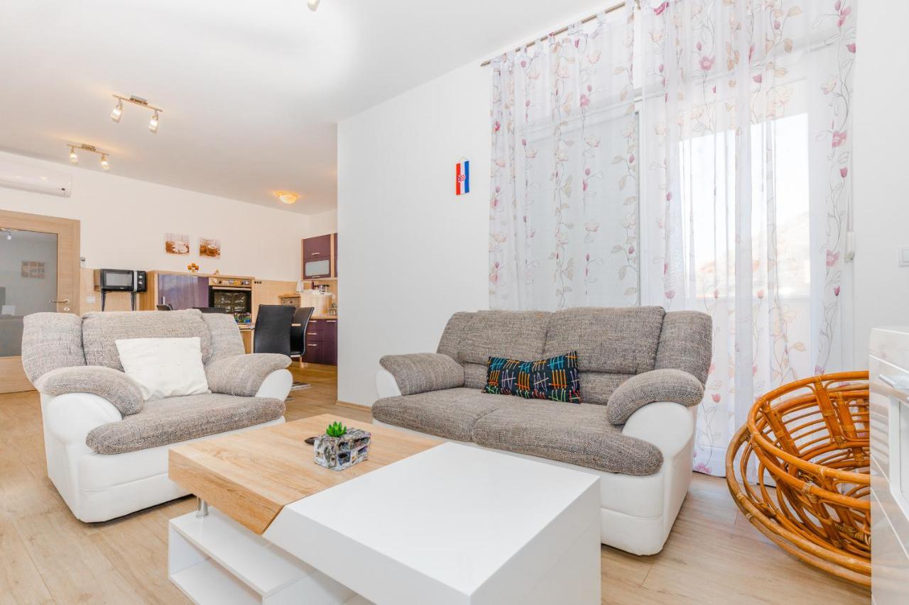 Spacious 2-Bedroom Apartment With Terrace And Parking Cavtat Exterior foto